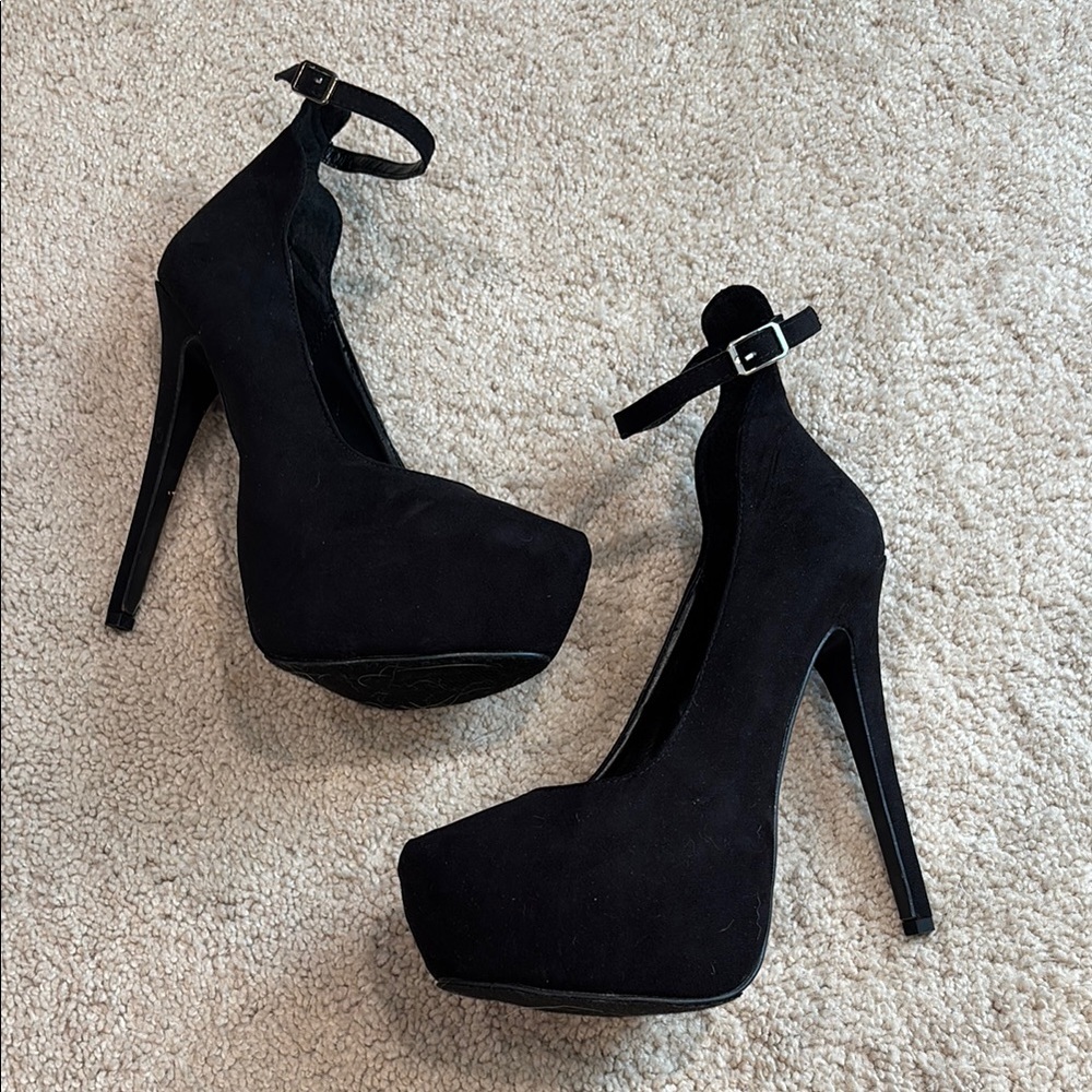 Elegant Black Platform Heels - NWOT